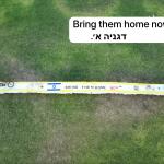 שולחן ערוך וכיסאות ריקים- מחכים לשובם של החטופים 