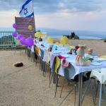 שולחן ערוך וכיסאות ריקים- מחכים לשובם של החטופים 