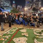 אסתר בוכשטב (נירים) וקהל ליד אוהל התנועה בכיכר החטופים 