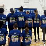 קבוצת הכדורעף מאשכול עם המסר על גב  החולצה הקורא להשבת החטופים, כשמשני צדיהן בנם ובתם של מרגלית מוזס ששוחרה משבי וחמאס וגדי מוזס שעדיין שם