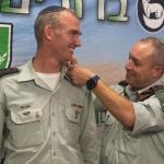 מפקד פיקוד הדרום, אלוף אליעזר טולדנו, עונד את תג החטיבה לאל"מ שטיינברג. צילום: דו"צ