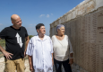 ניר באנדרטה עם אלמנתו ובנו של יוסף שריד ז"ל