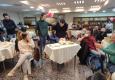 עידן יונה, דייר בבית לחיים ברביבים מכבה את הנרות על עוגת יום הולדת שנה לבית