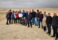 הקבוצות שעתידות להקים את הקיבוץ החדש צופות על האזור המיועד לו, יחד עם נציגי התנועה והחטיבה להתיישבות